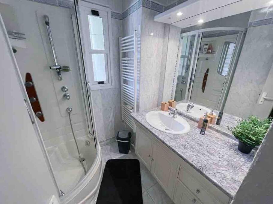 Appartement Spacieux Avec Parking Gratuit Sète Exteriér fotografie